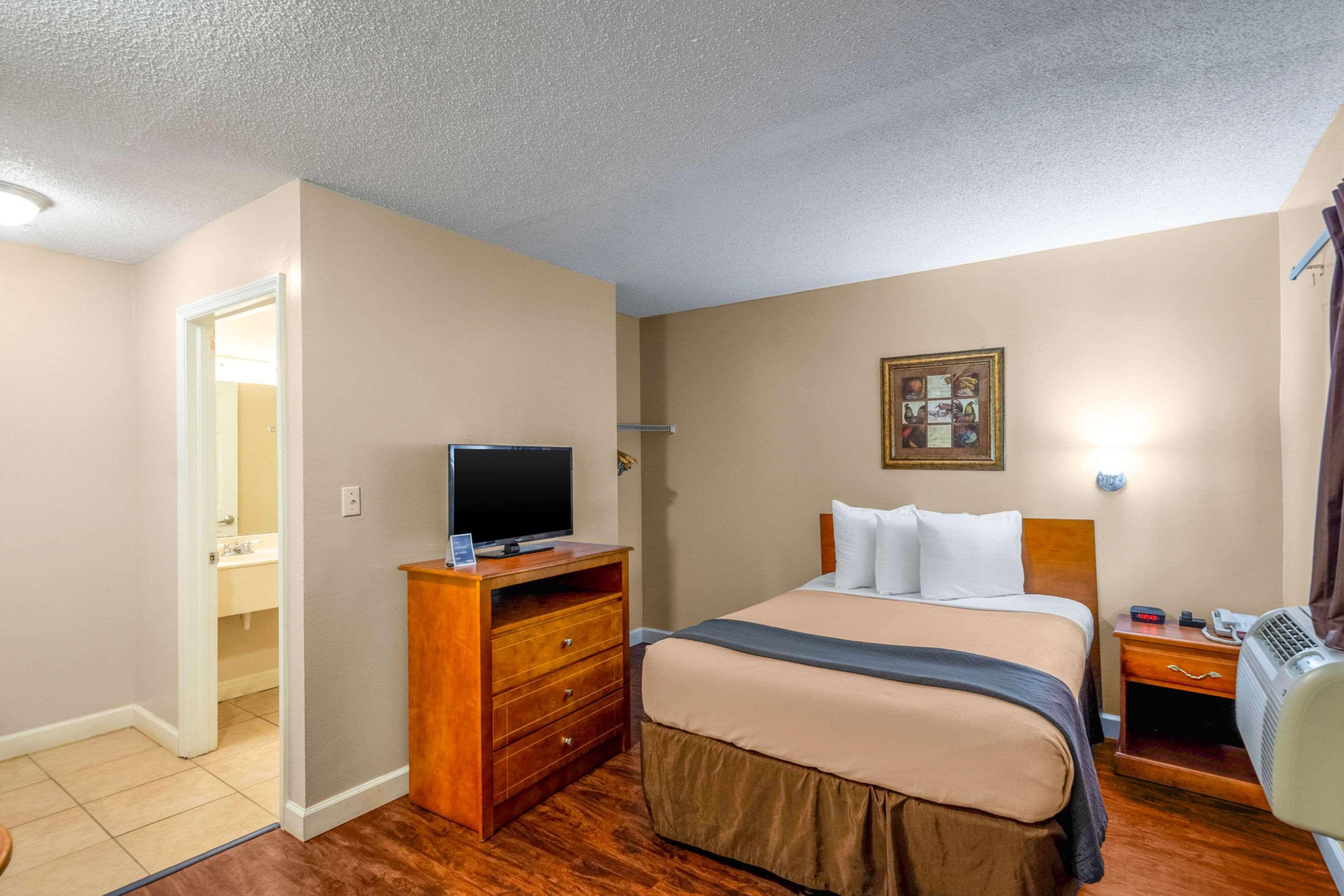 Efficiency, Queen Bed, Smoking