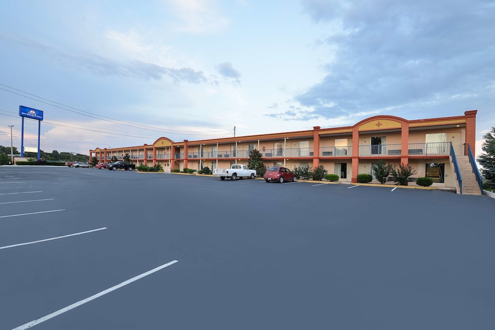 Americas Best Value Inn & Suites Williamstown 49/61