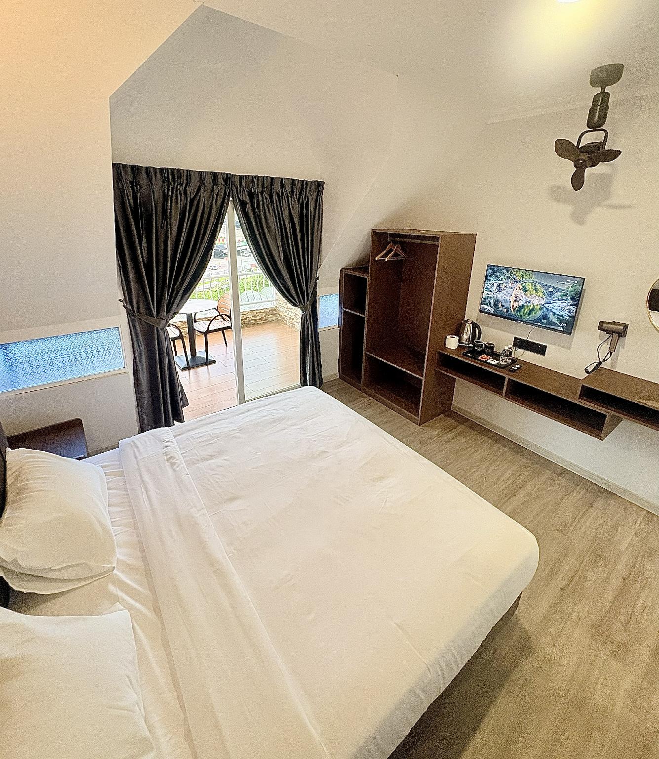 Deluxe, King Bed, Sunrise View, Balcony