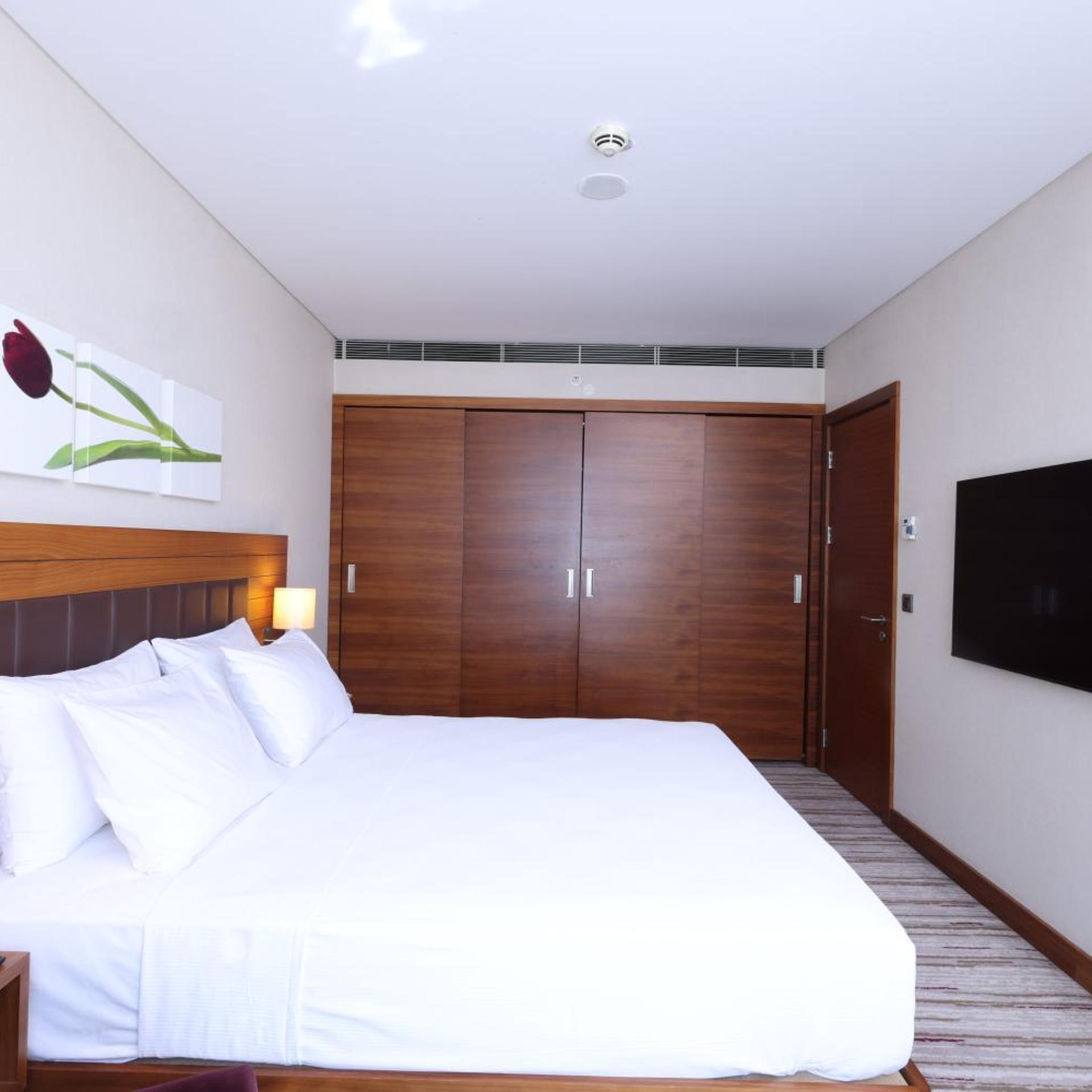 1 BEDROOM, SUITE, KING BED