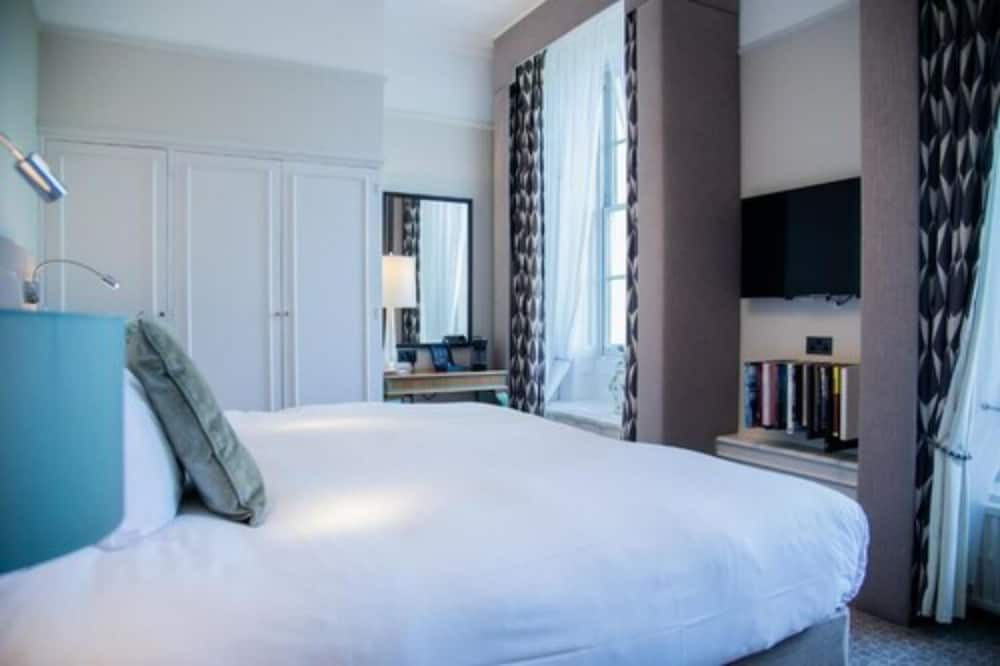 Queens Hotel Cheltenham 17/53