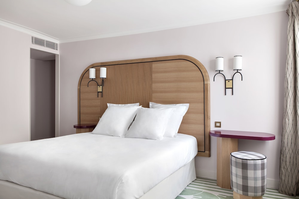 ROOM, DOUBLE BED