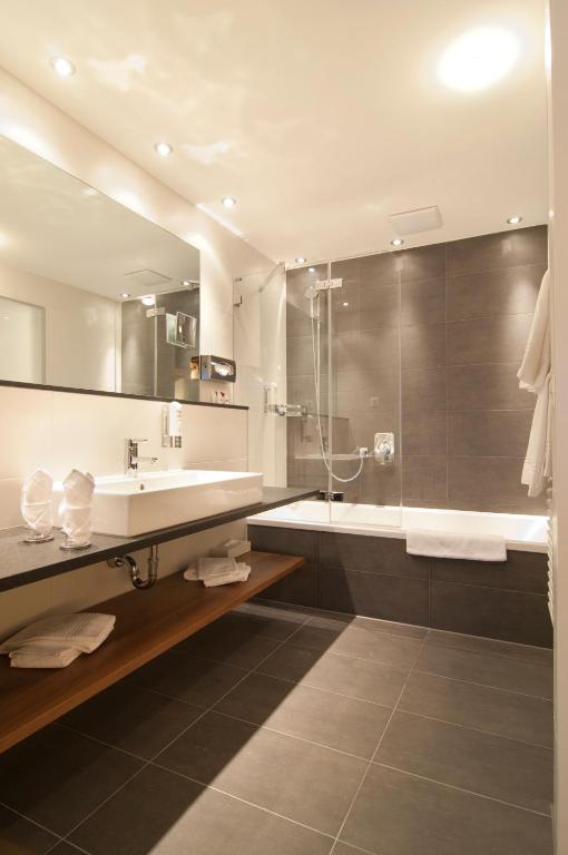 Semi Room, Suite
