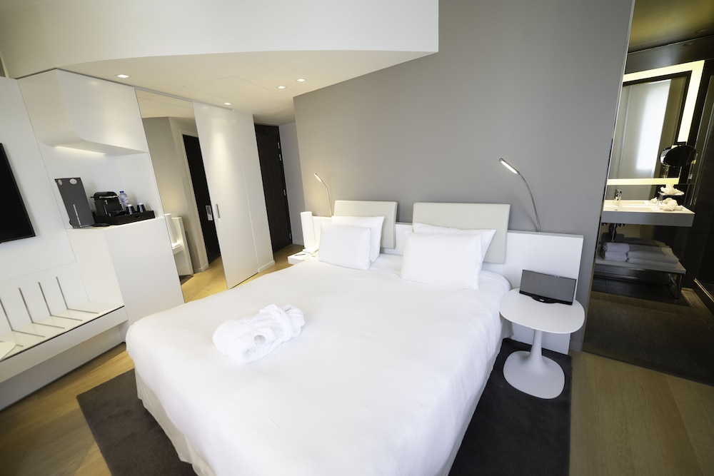 DELUXE, KING BED, CITY VIEW