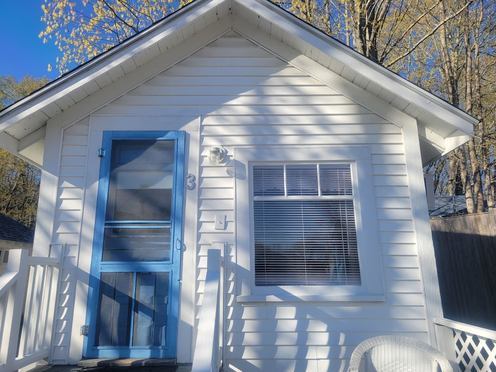 2 River Road Inn & Cottages 3/50