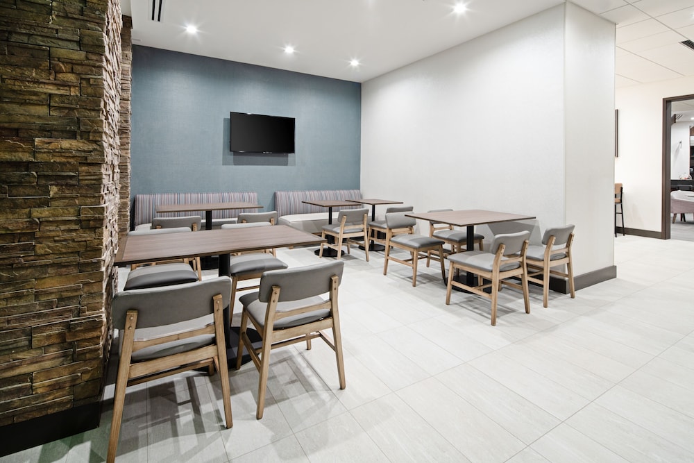 Hyatt Place Bakersfield 33/46