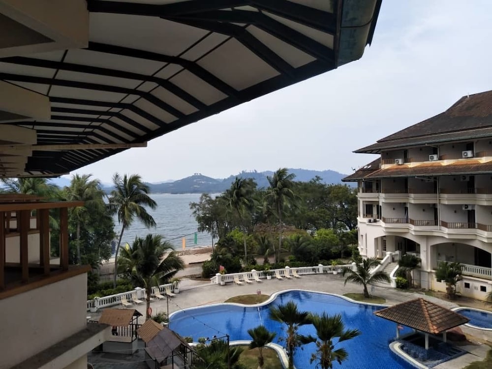THE ORIENT STAR RESORT LUMUT 12/39