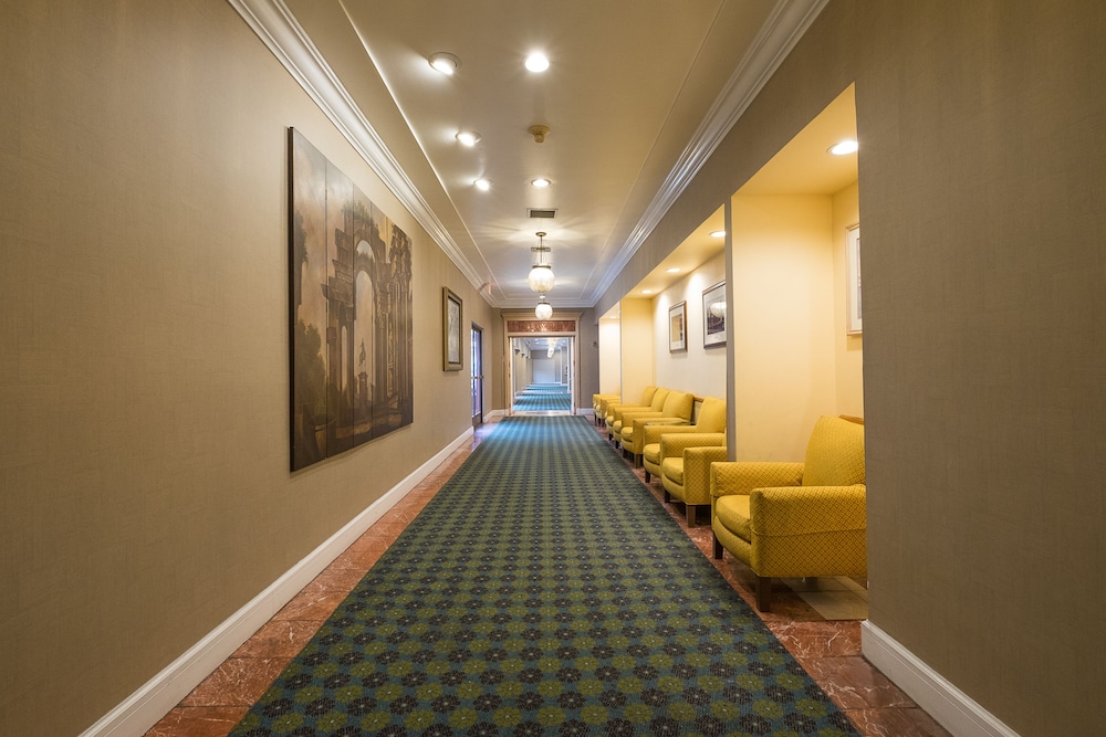 Howard Johnson by Wyndham Fullerton/Anaheim Conference Cntr 12/29
