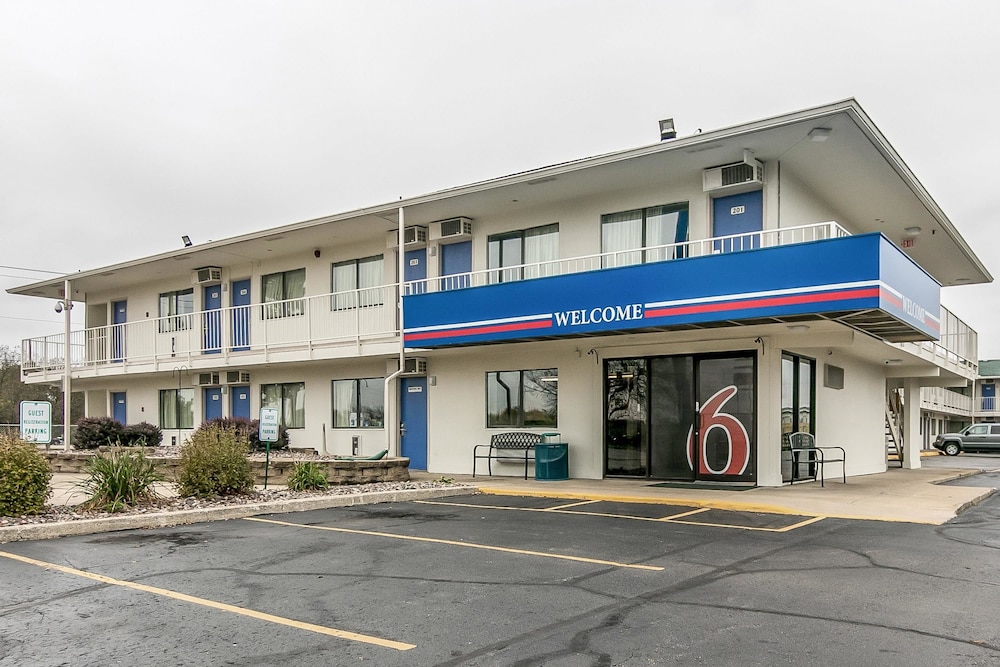 Motel6 Janesville, WI 47/52