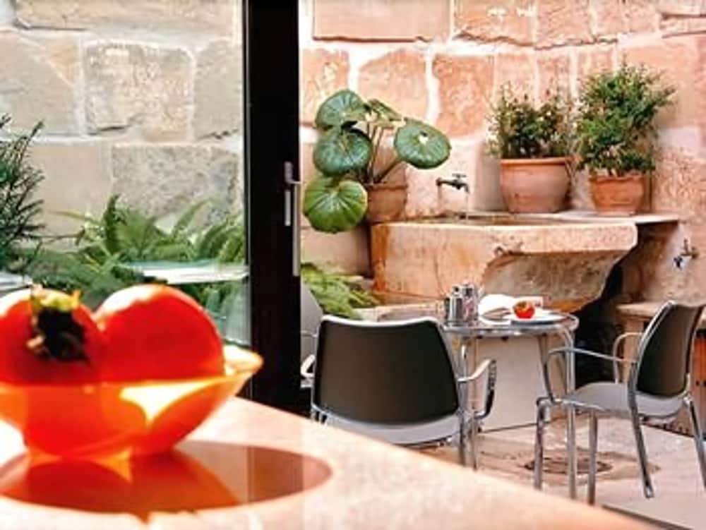L Hostal 26/37