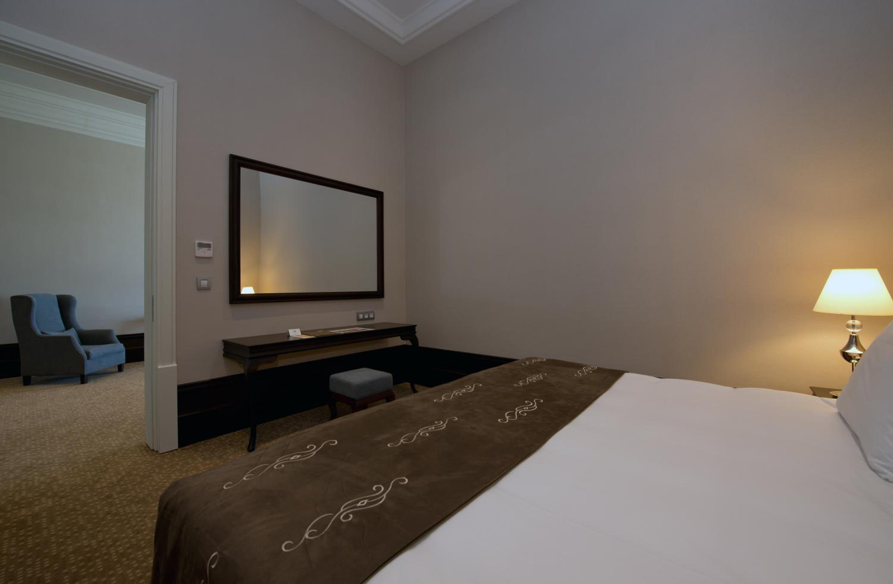 SUITE, KING BED