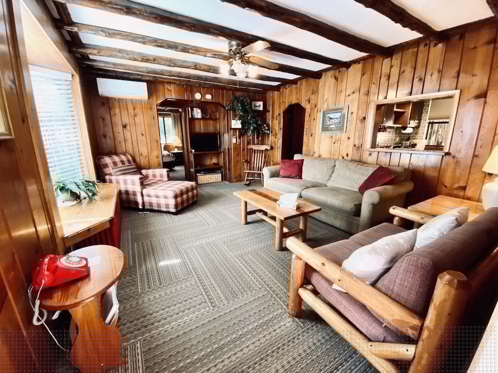 Foot of the Mountain Motel 47/71