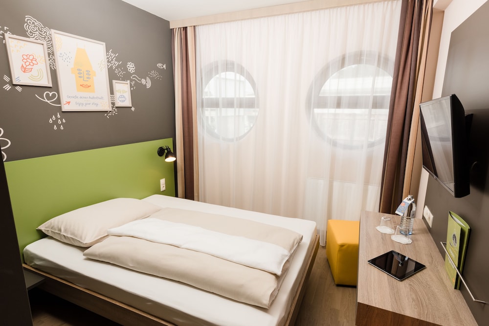 ROOM, SINGLE