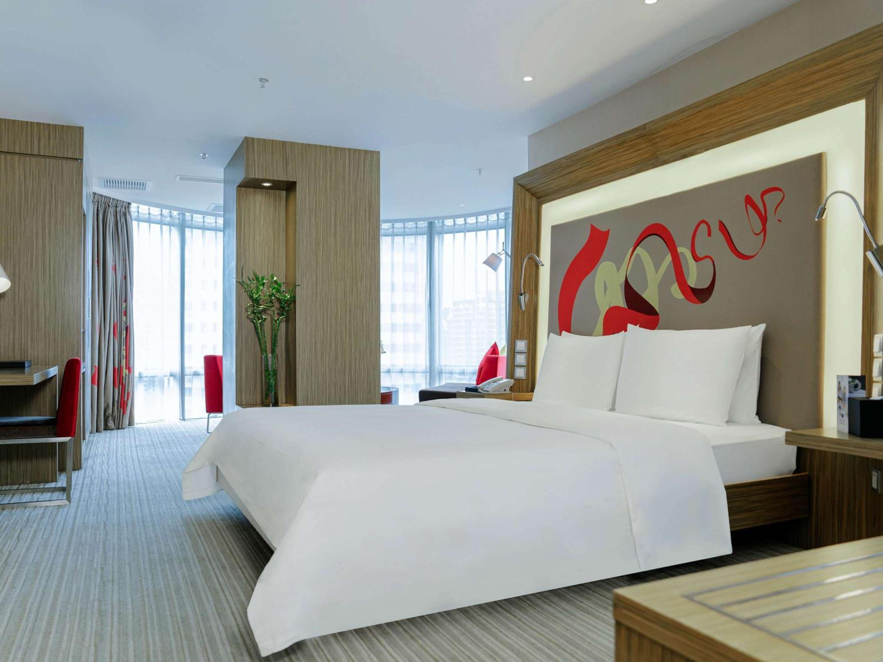 DELUXE, KING BED, CITY VIEW