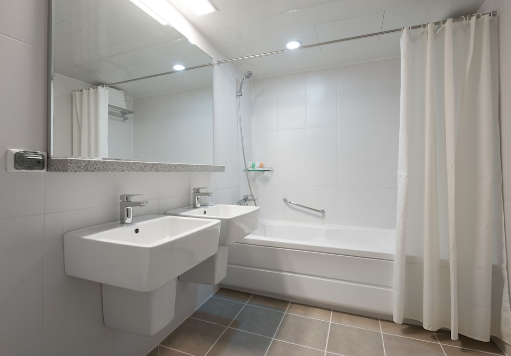Metro Hotel Myeongdong 34/71