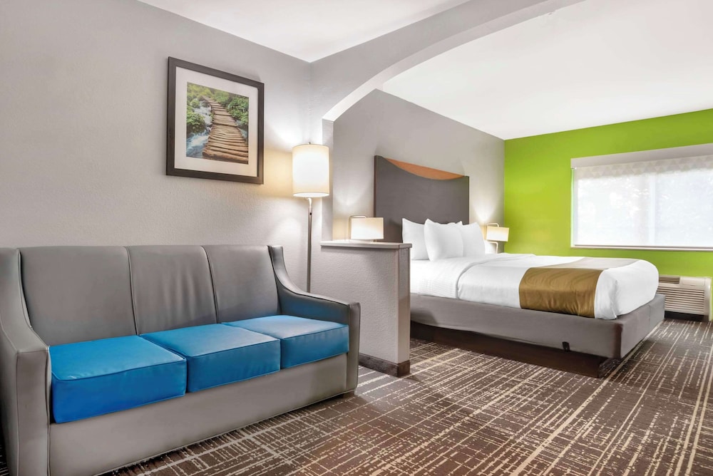 جناح بسرير كينج مع أريكة
