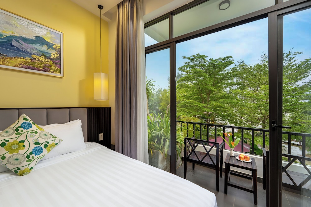 SUPERIOR, DOUBLE BED, POOL VIEW