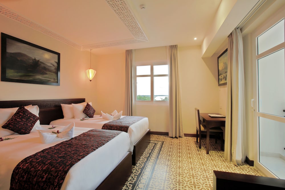 Royal Riverside Hoi An Hotel 19/75