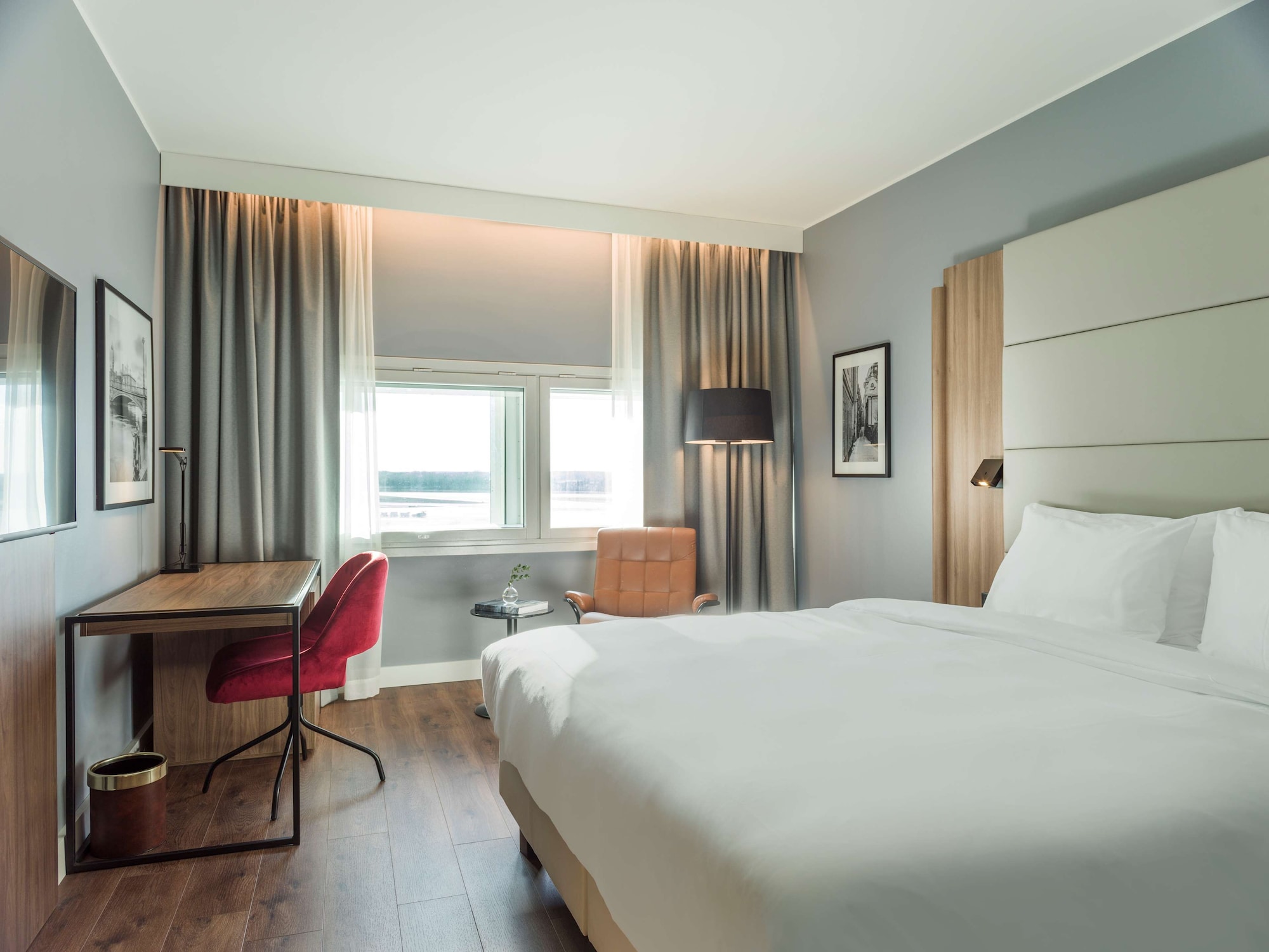 Superior, Queen Bed, Runway View