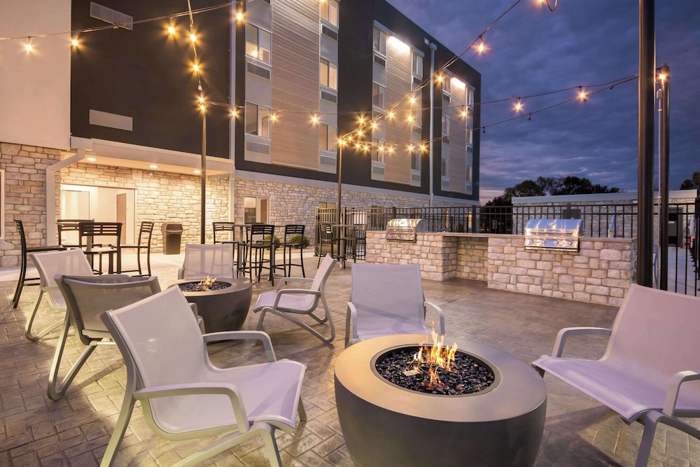Everhome Suites Lexington - Horse Park 24/36