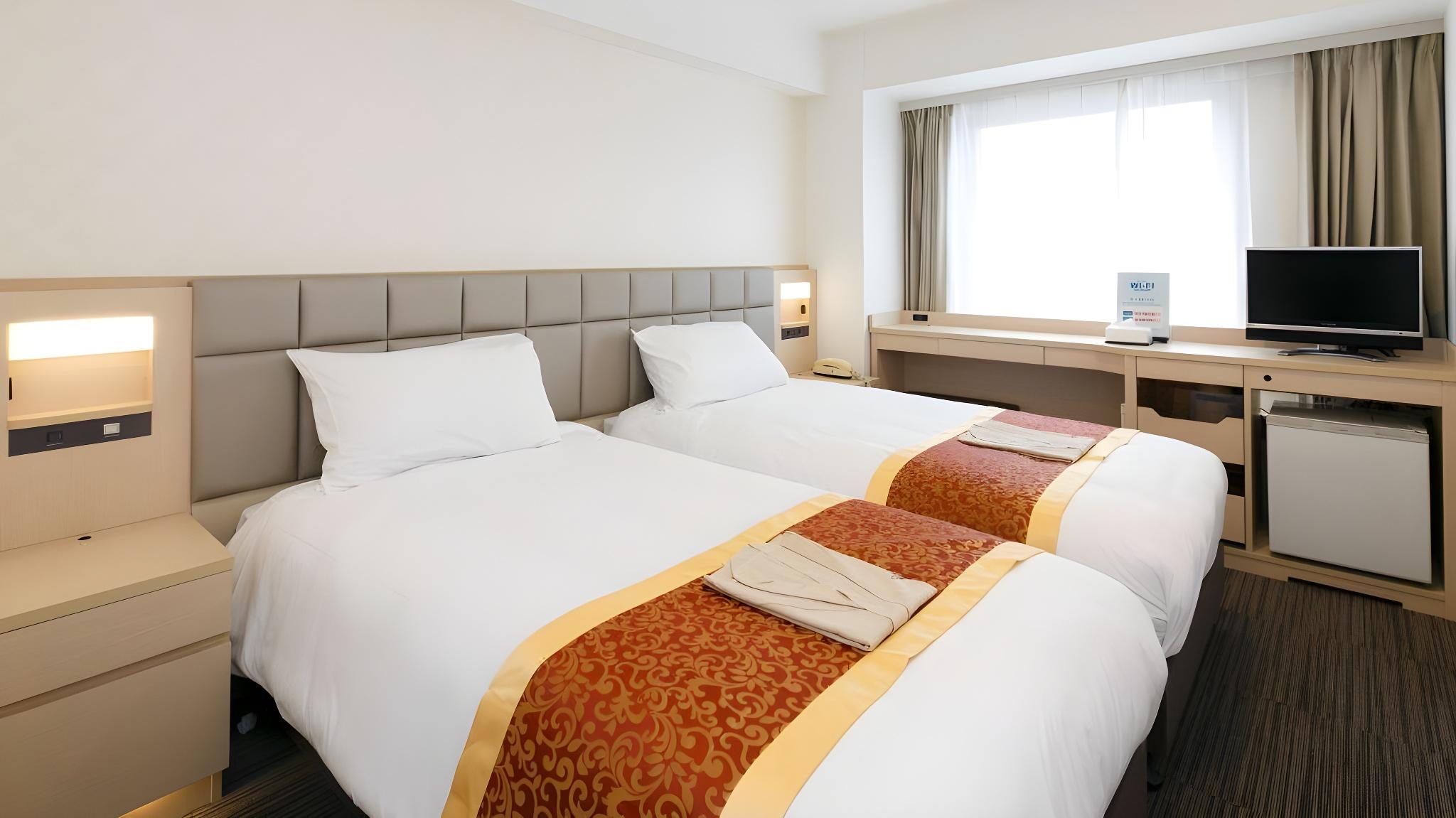 Hollywood, Compact, Twin Beds