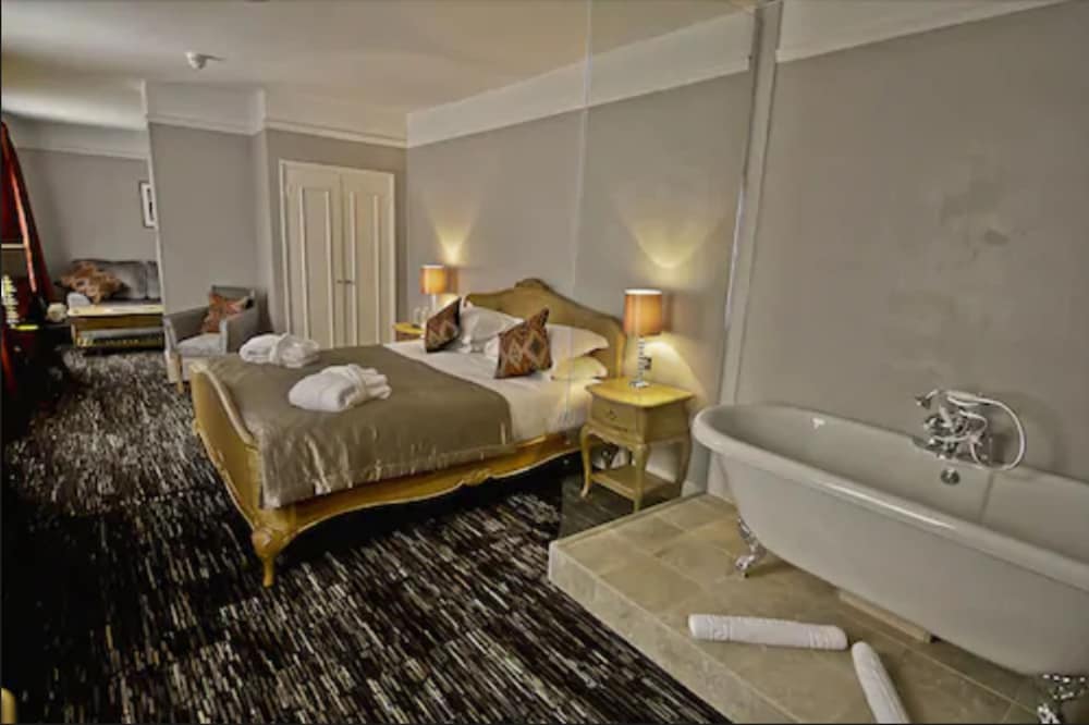 Saracens Head Hotel 11/50