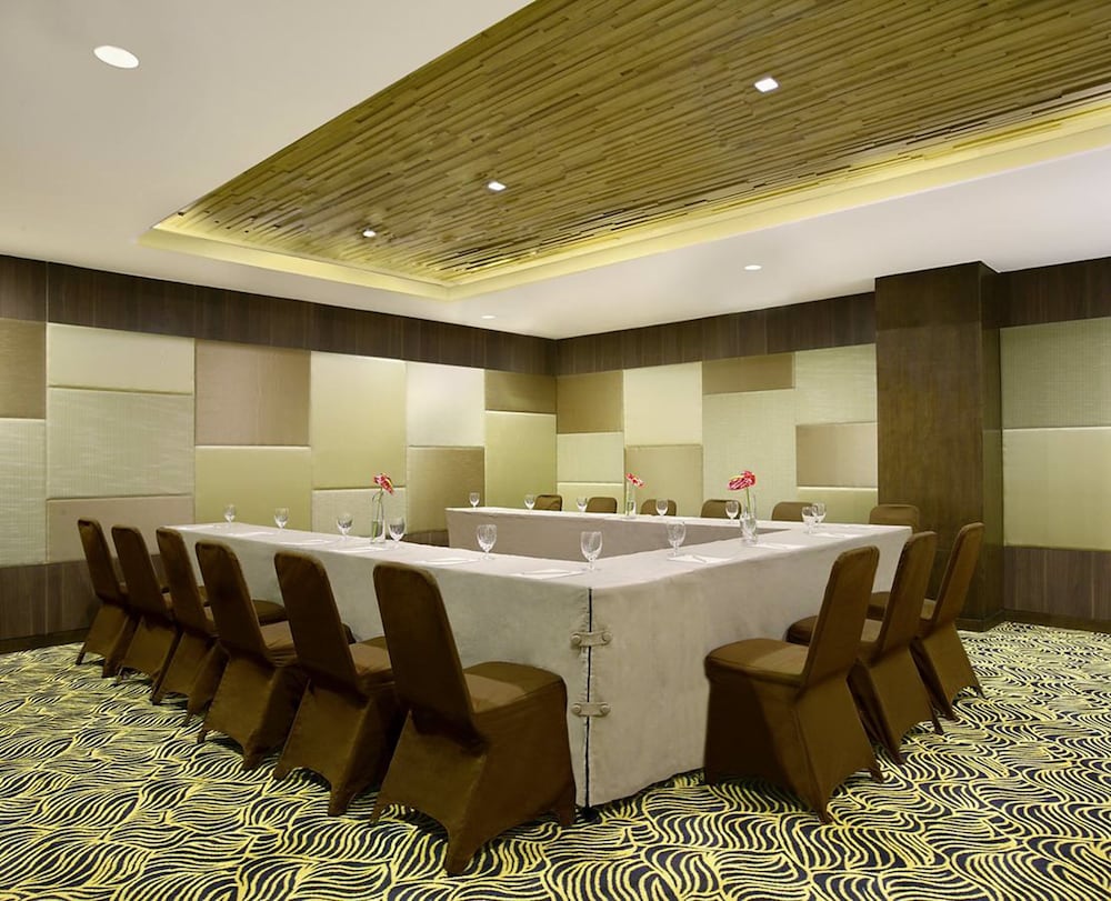 Hotel Santika Pandegiling 52/55