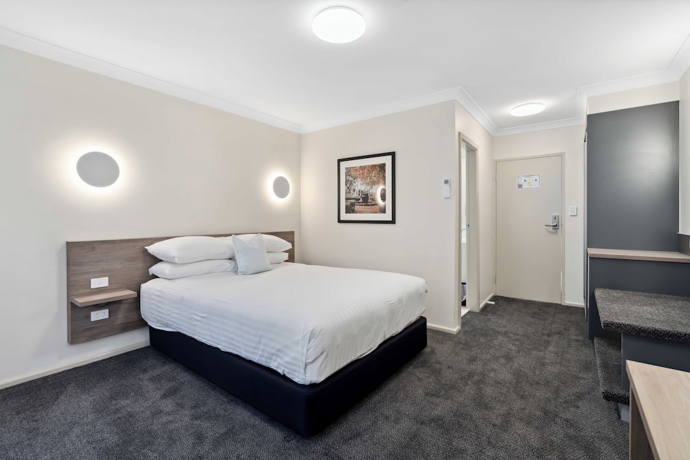 West End Motor Lodge 23/57