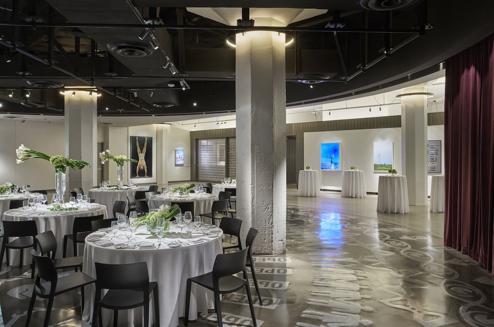 Fordson Hotel Unbound Collection by Hyatt 48/65