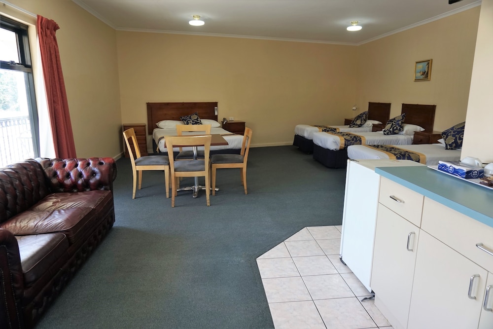 JACKSONS MOTOR INN 52/74