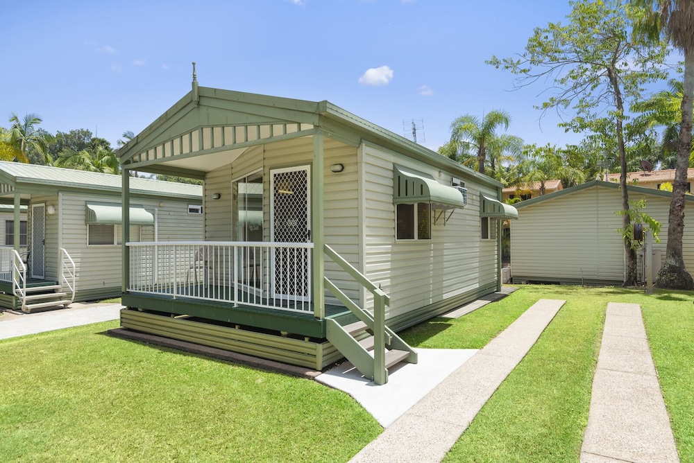ASHMORE PALMS HOLIDAY VILLAGE 74/78