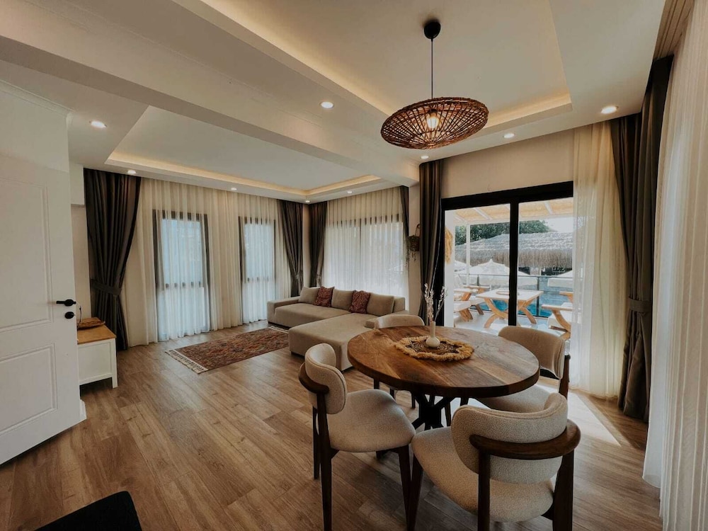 Marla Suite 27/50