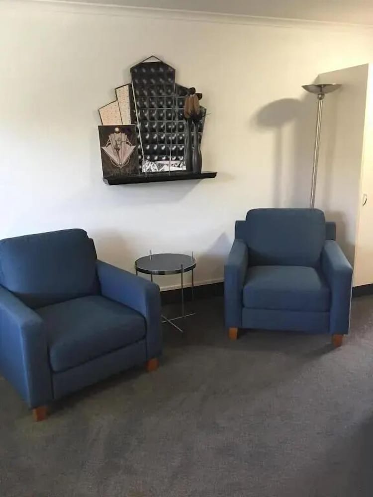 Deco City Motor Lodge 43/54