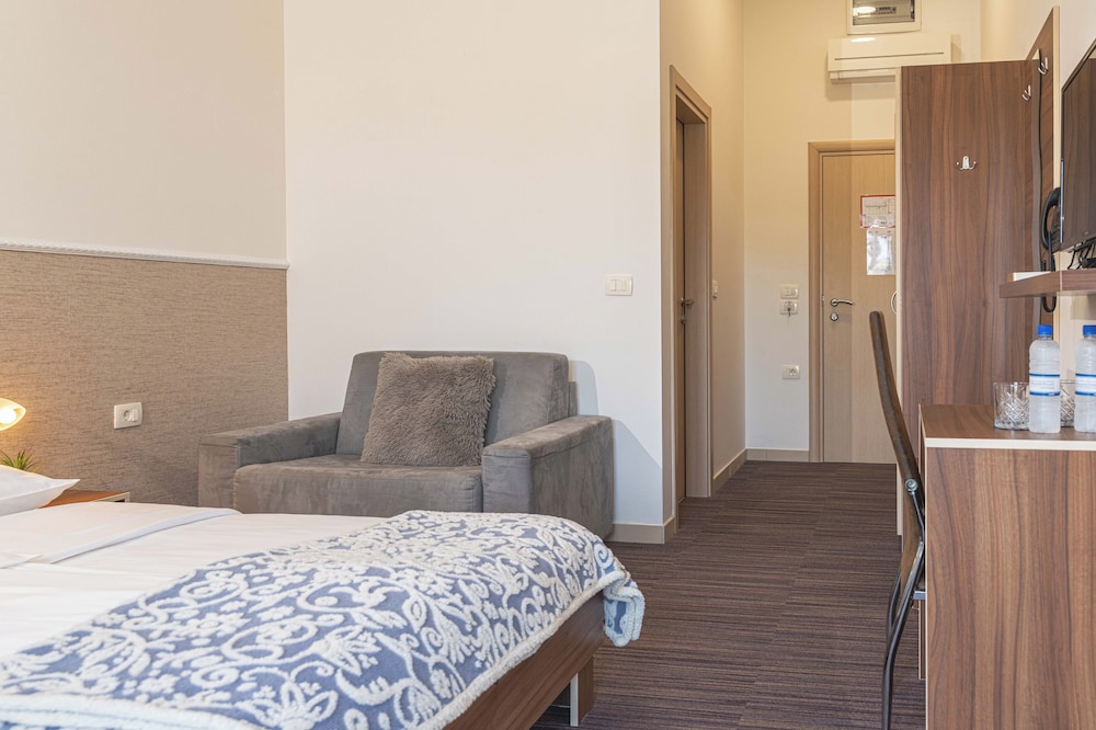 Hotel Lavender 11/50