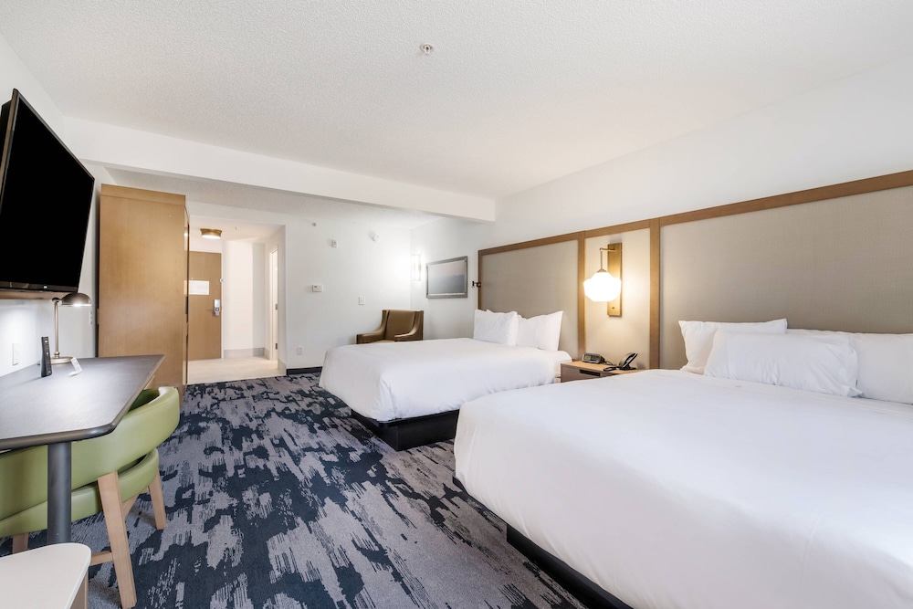 Fairfield Inn Suites Greensboro Coliseum Area 9/32