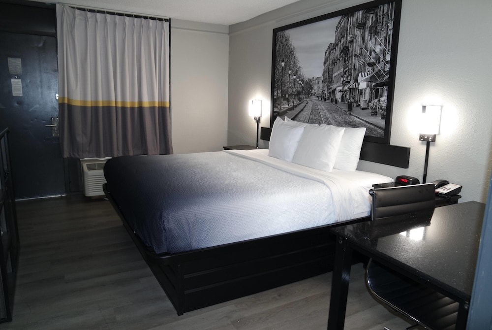 Super 8 by Wyndham Savannah 24/51