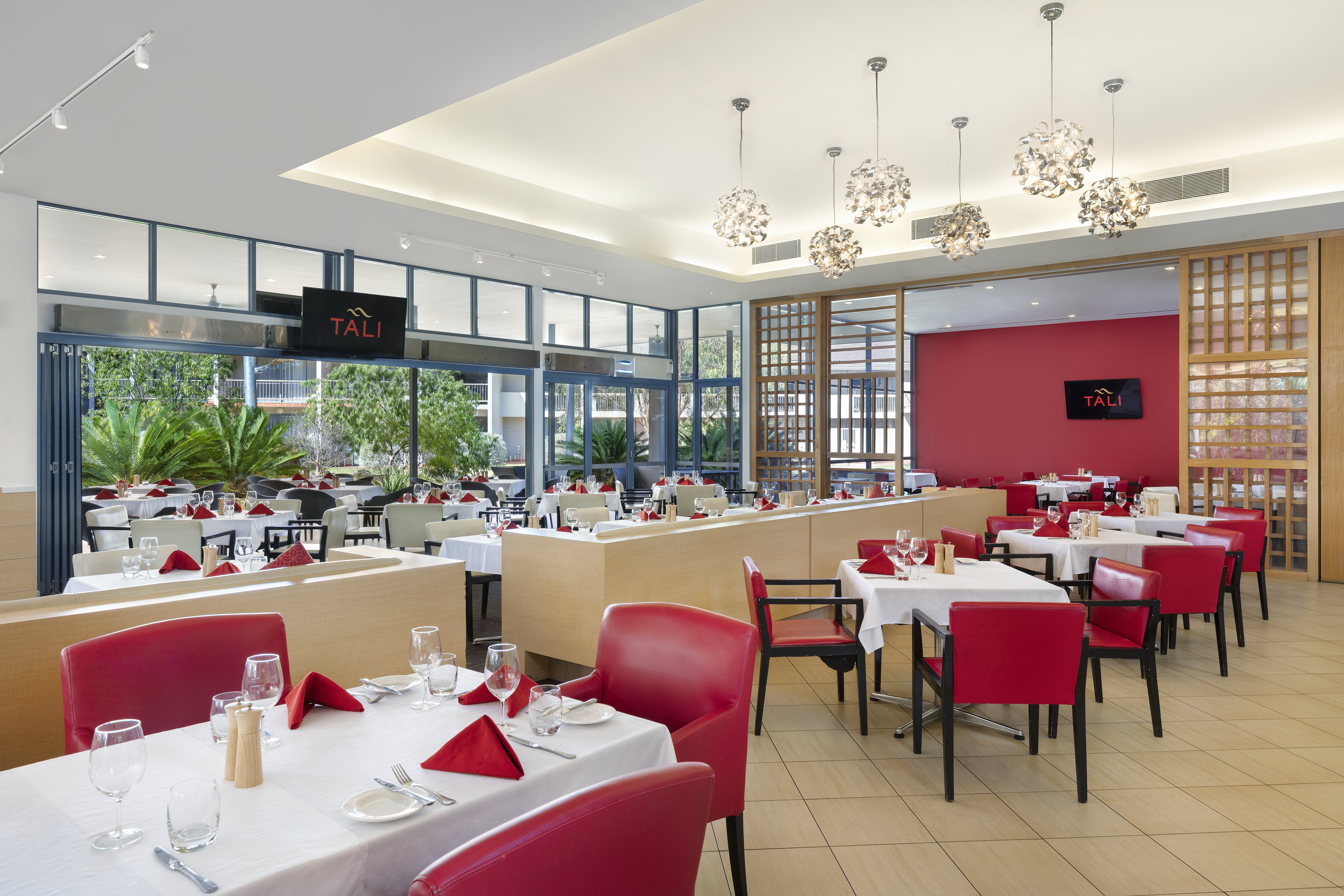 Crowne Plaza Alice Springs Lasseters 43/57
