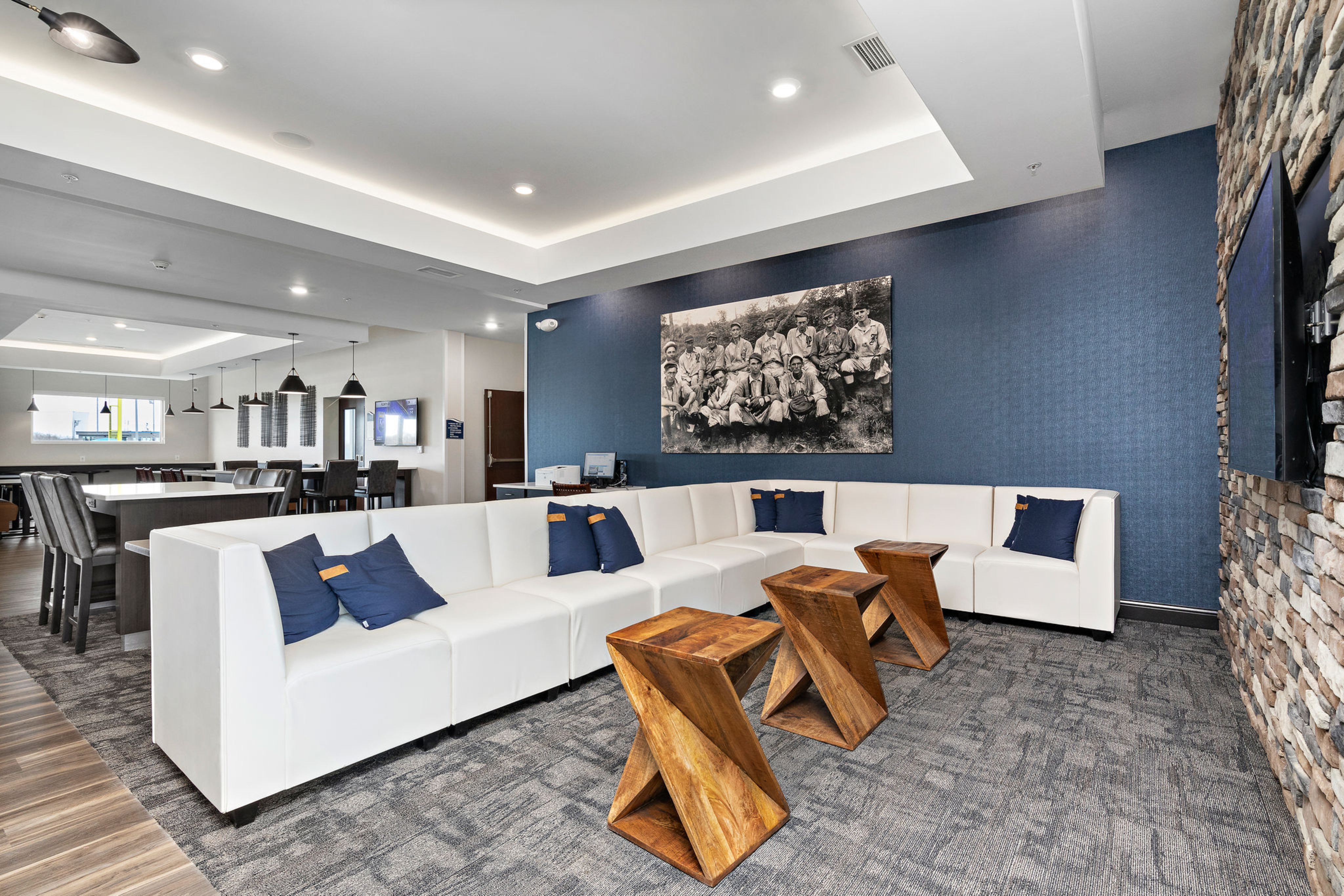 Holiday Inn Express Kansas City North Parkville, an IHG Hotel 7/50
