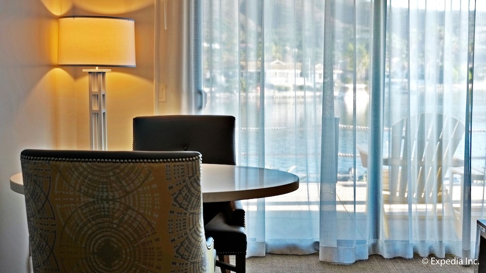 Lakehouse Hotel and Resort 85/100