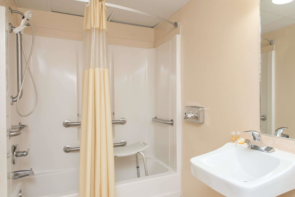 Days Inn by Wyndham Bradenton I-75 8/31
