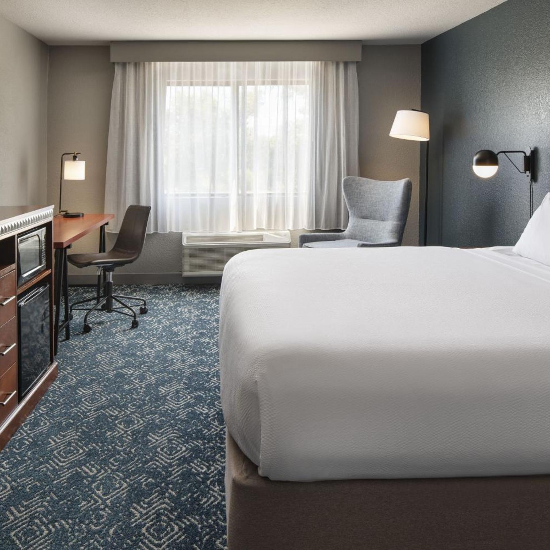 Guest Room, King Bed, Four Points by Sheraton Tucson Airport 2/9