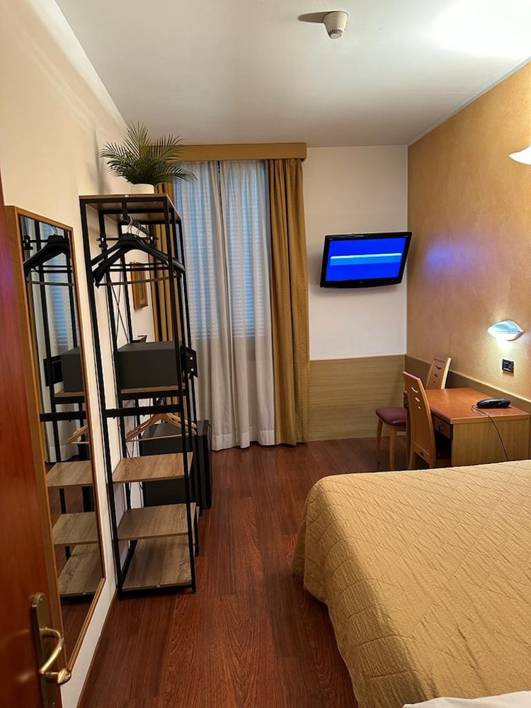 ROOM, DOUBLE BED