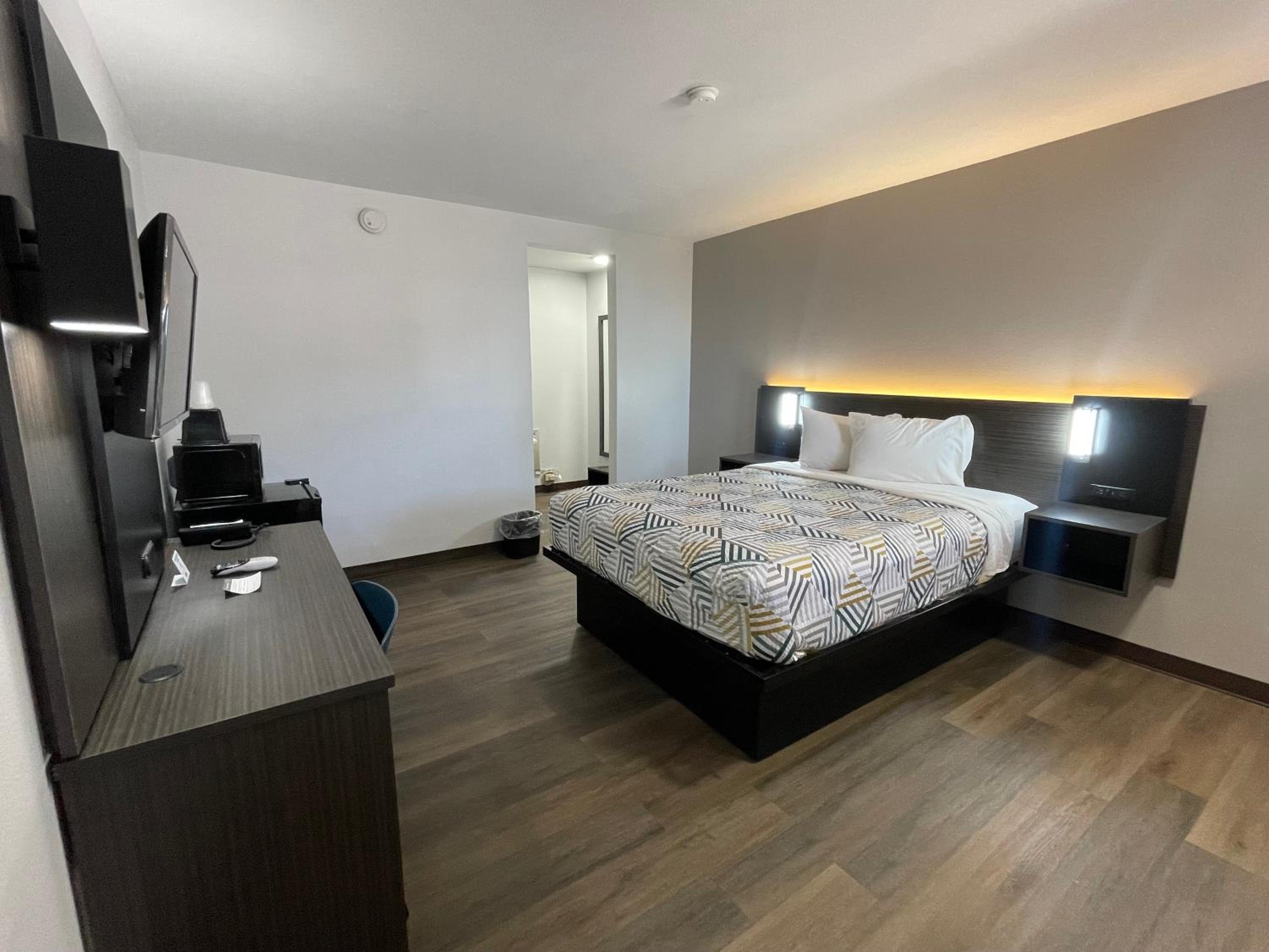 1 Queen Bed - Mob Acc RI Shwr Nsmk Micfridg