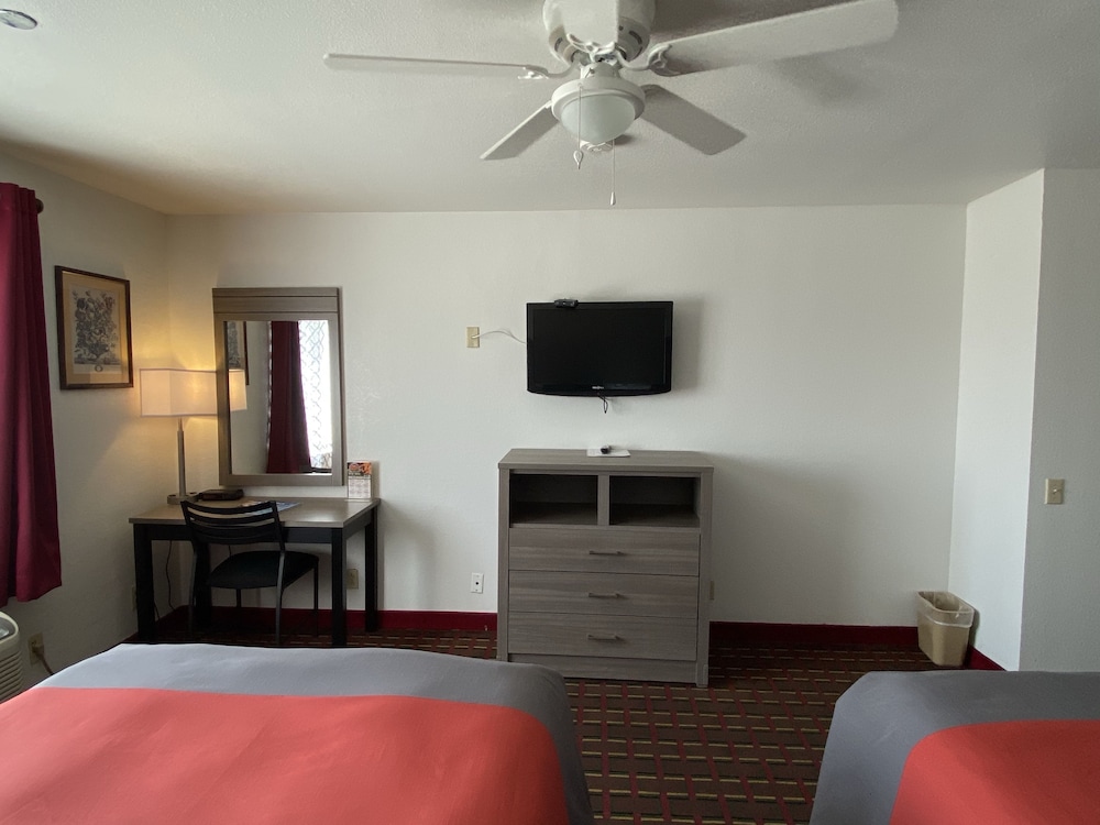 Guest House Inn Medical District near Texas Tech Univ 39/44