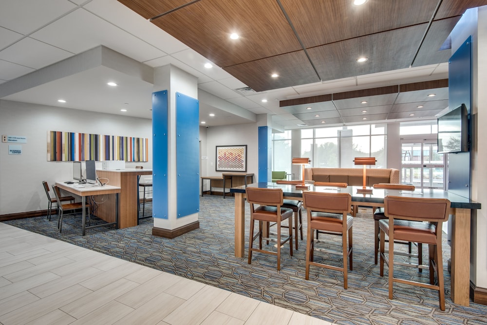Holiday Inn Express And Suites Dallas North Addison 45/64