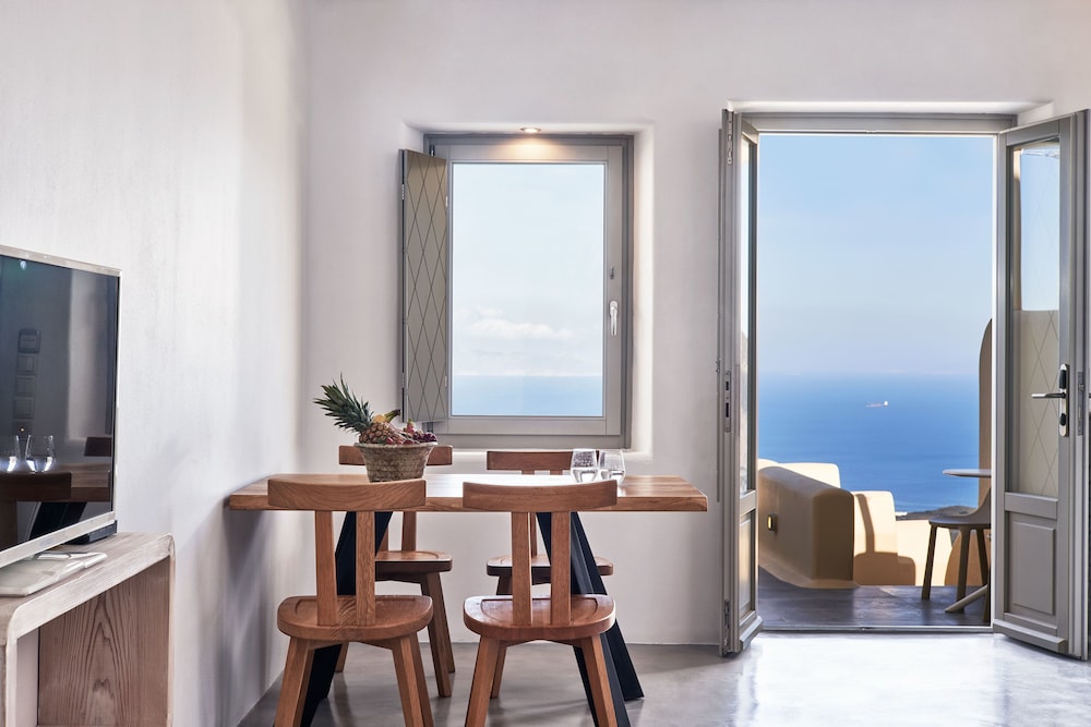 Skyfall Suites 66/79