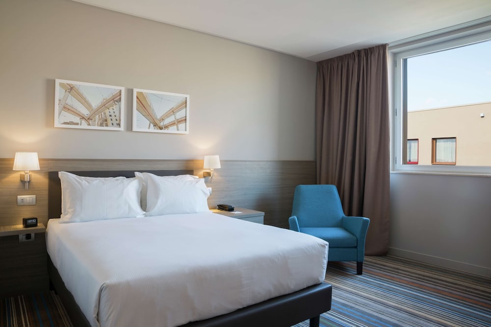 ROOM, QUEEN BED, ACCESSIBLE
