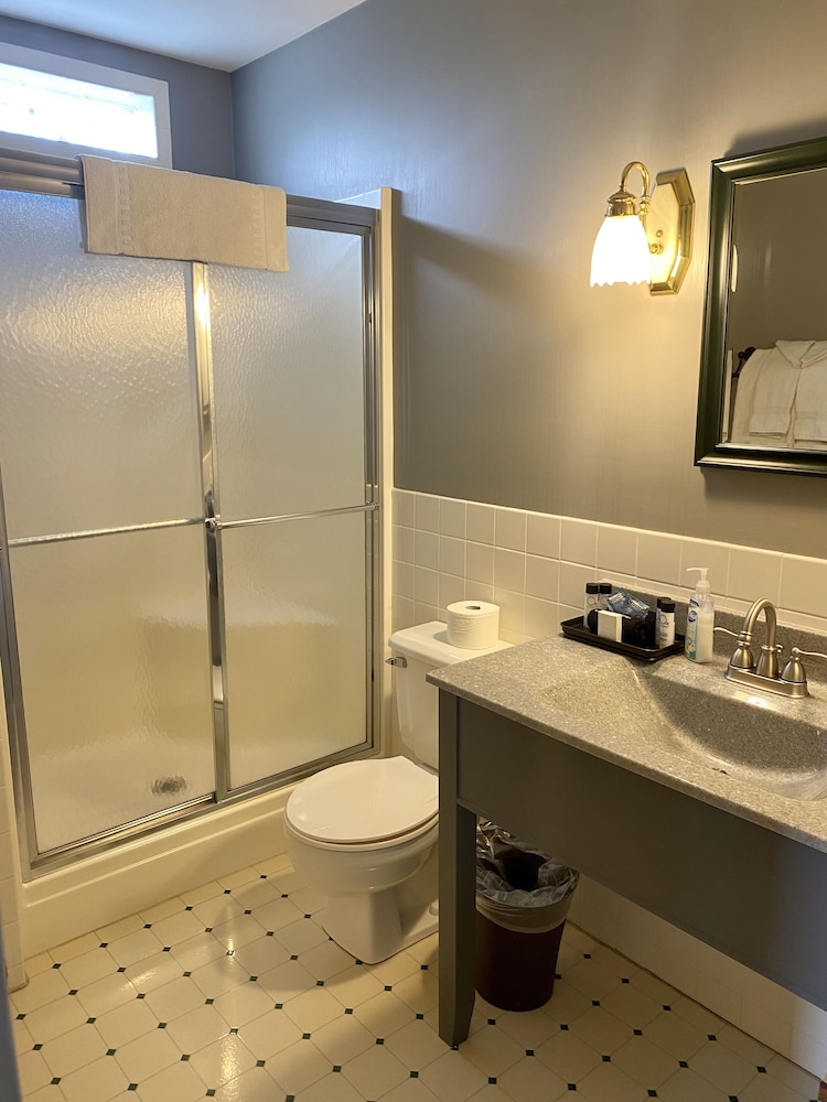 Captain Wohlt Inn Bed Breakfast 6/76