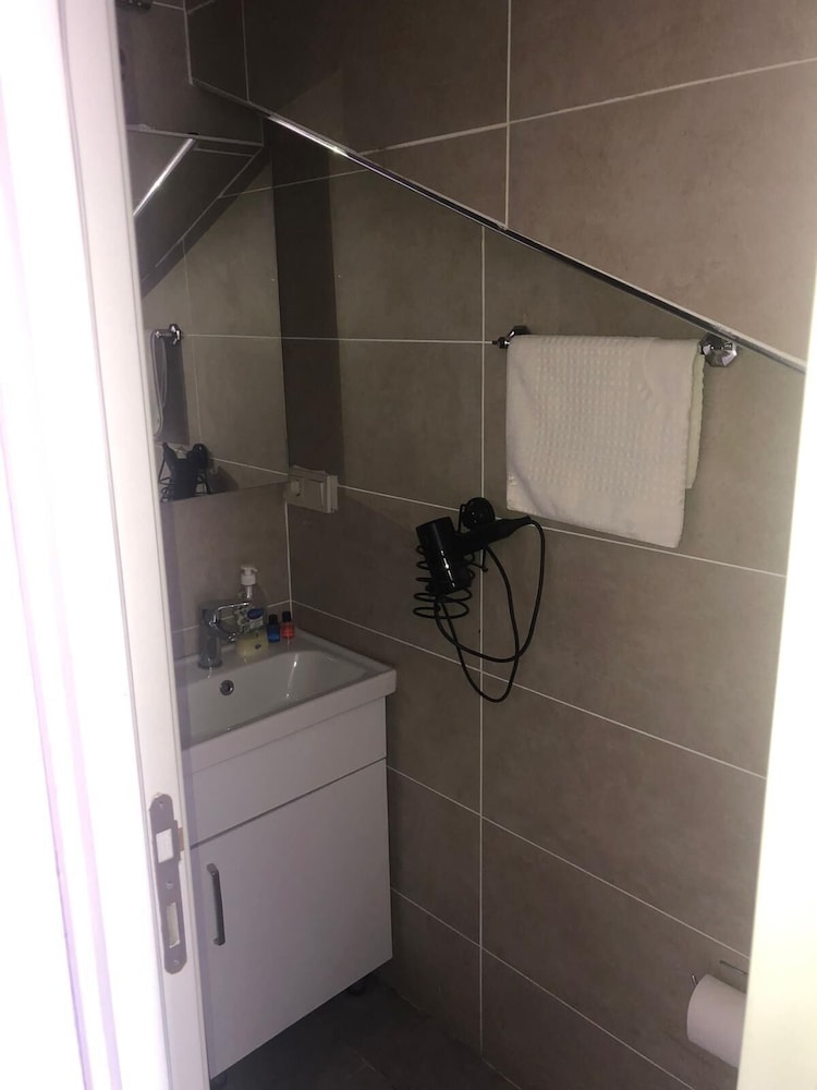 Hotel 1453 56/60
