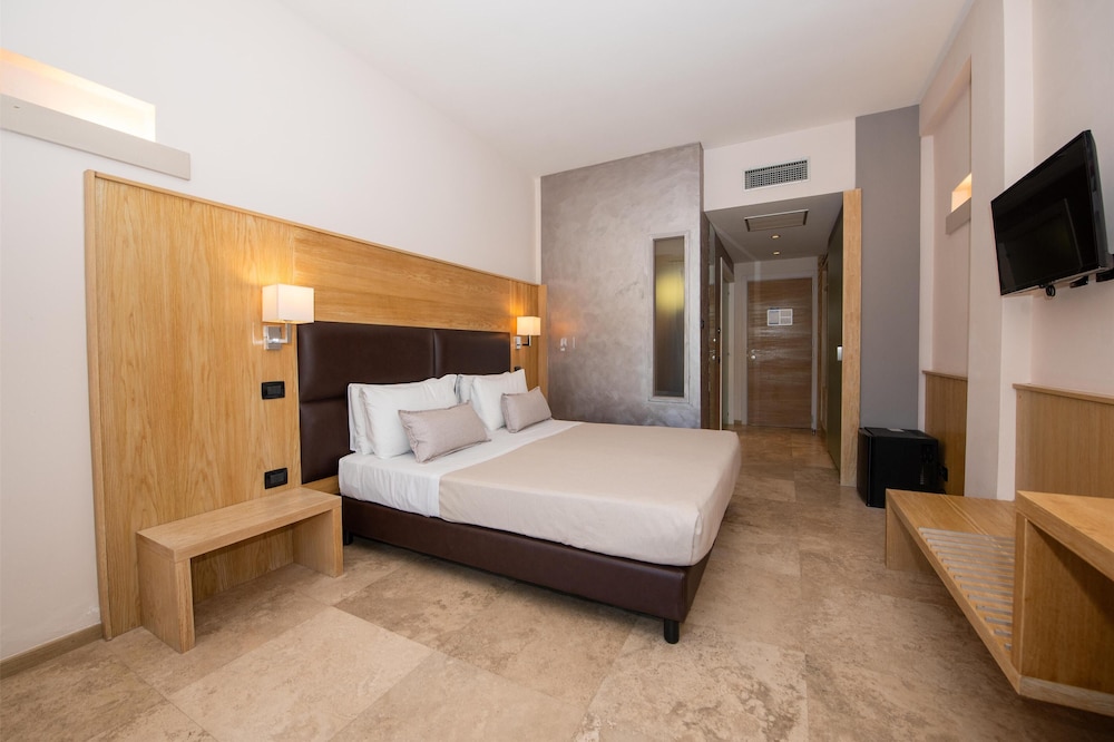 SUPERIOR, DOUBLE OR TWIN BED